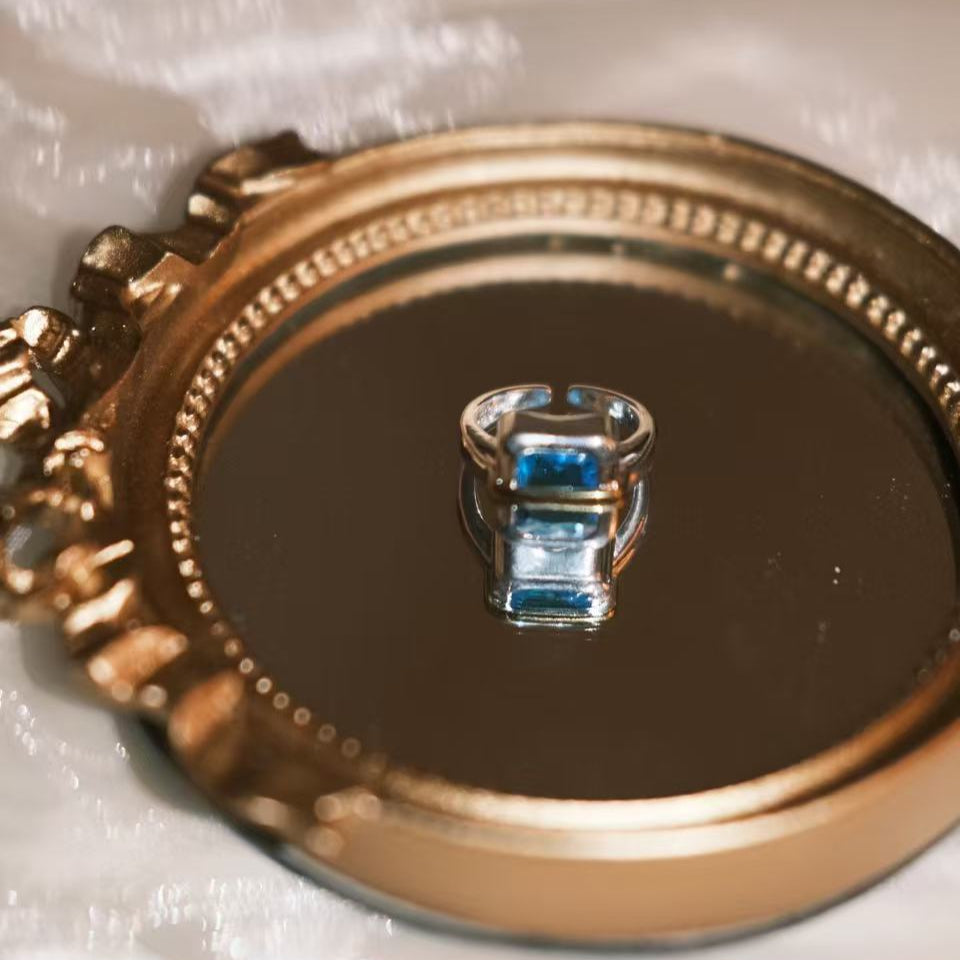 Miana Sombra en el lago anillo ajustable cobre bañado en plata con cristal azul