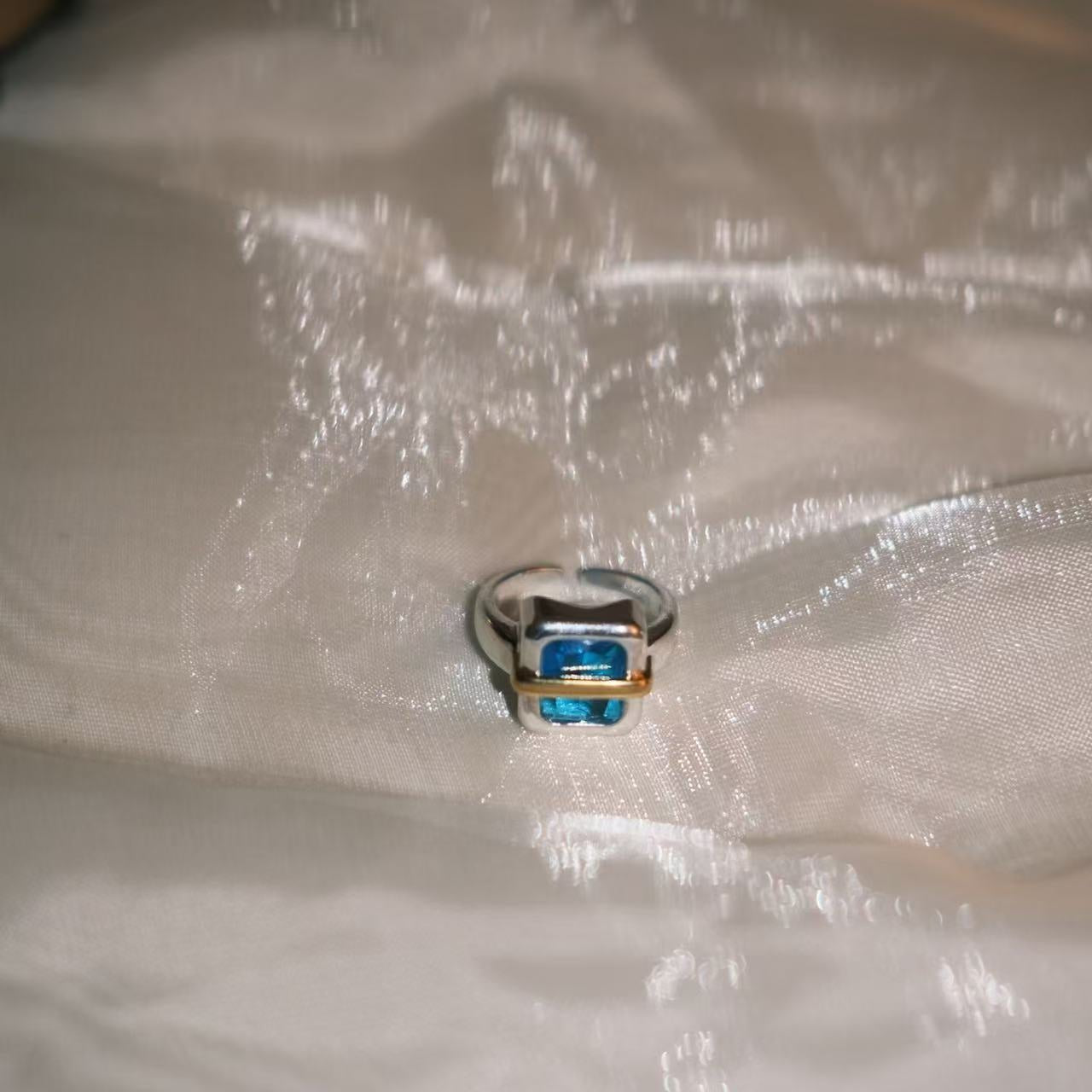 Miana Sombra en el lago anillo ajustable cobre bañado en plata con cristal azul