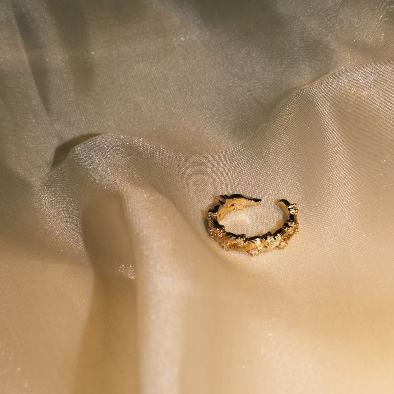 Miana anillo maximalista circonitas baño de oro 18k “Laberinto de Rosas”