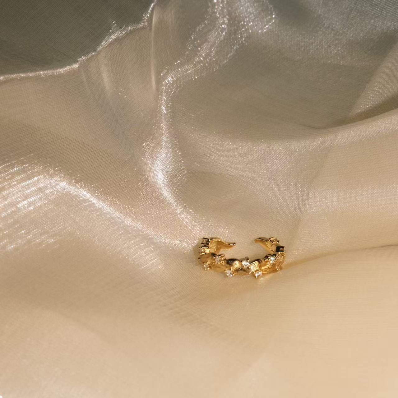 Miana anillo maximalista circonitas baño de oro 18k “Laberinto de Rosas”