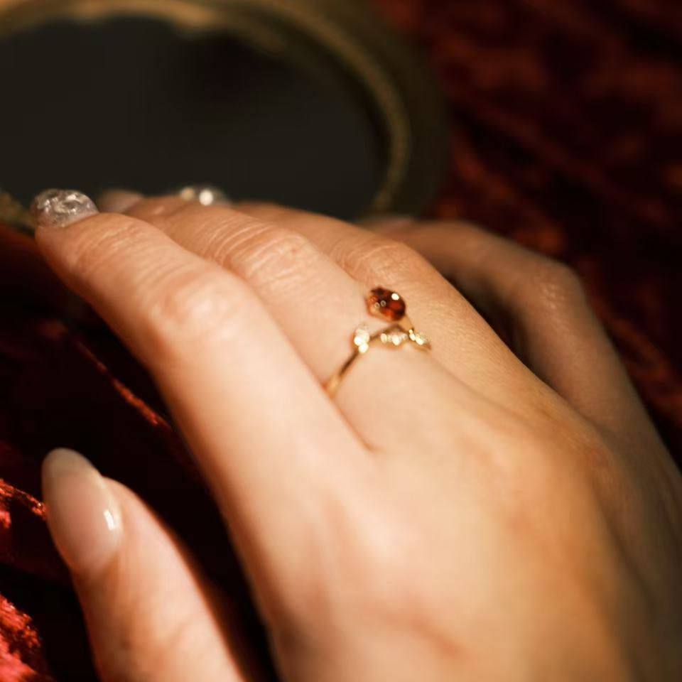 Miana anillo maximalista cobre dorado con circonitas “La Vida Rosa”