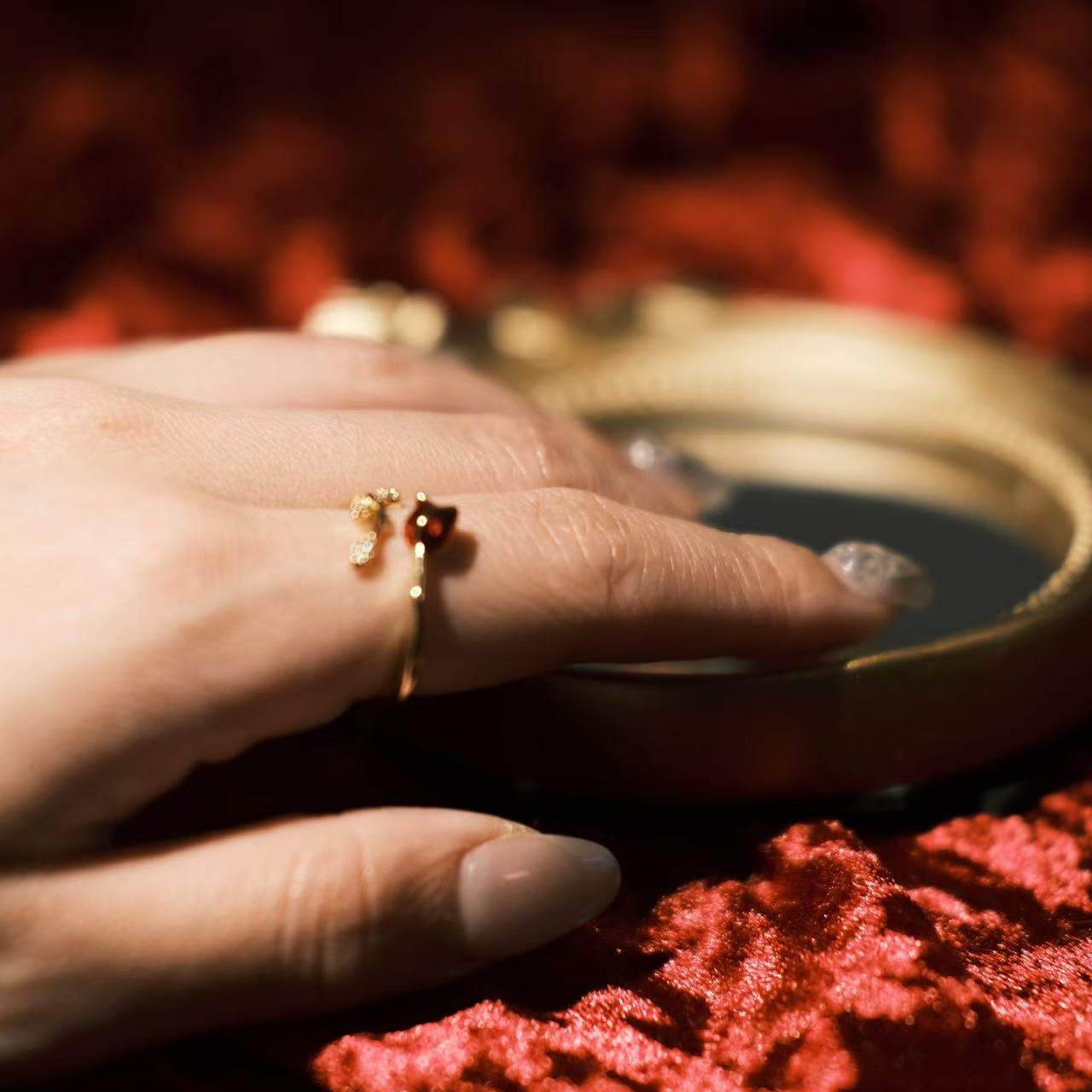 Miana anillo maximalista cobre dorado con circonitas “La Vida Rosa”