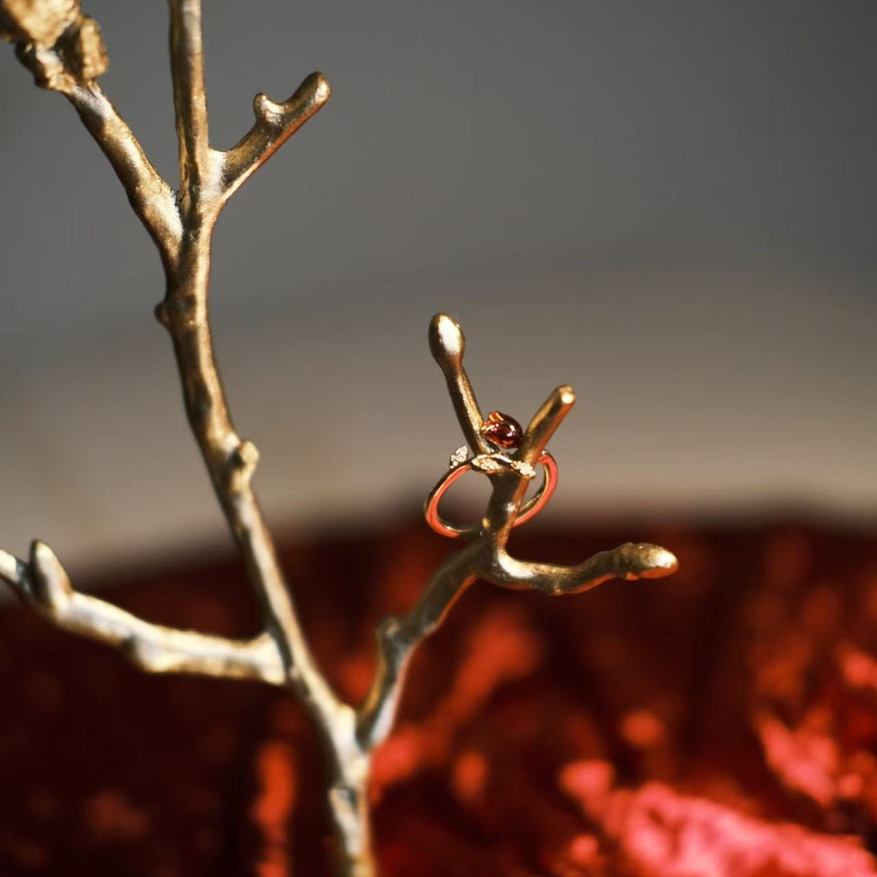 Miana anillo maximalista cobre dorado con circonitas “La Vida Rosa”