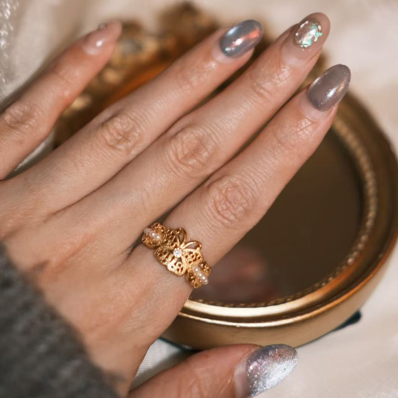 Miana anillo maximalista cobre dorado con perlas y lazo de mariposa “Lazo de Mariposa Dorado”