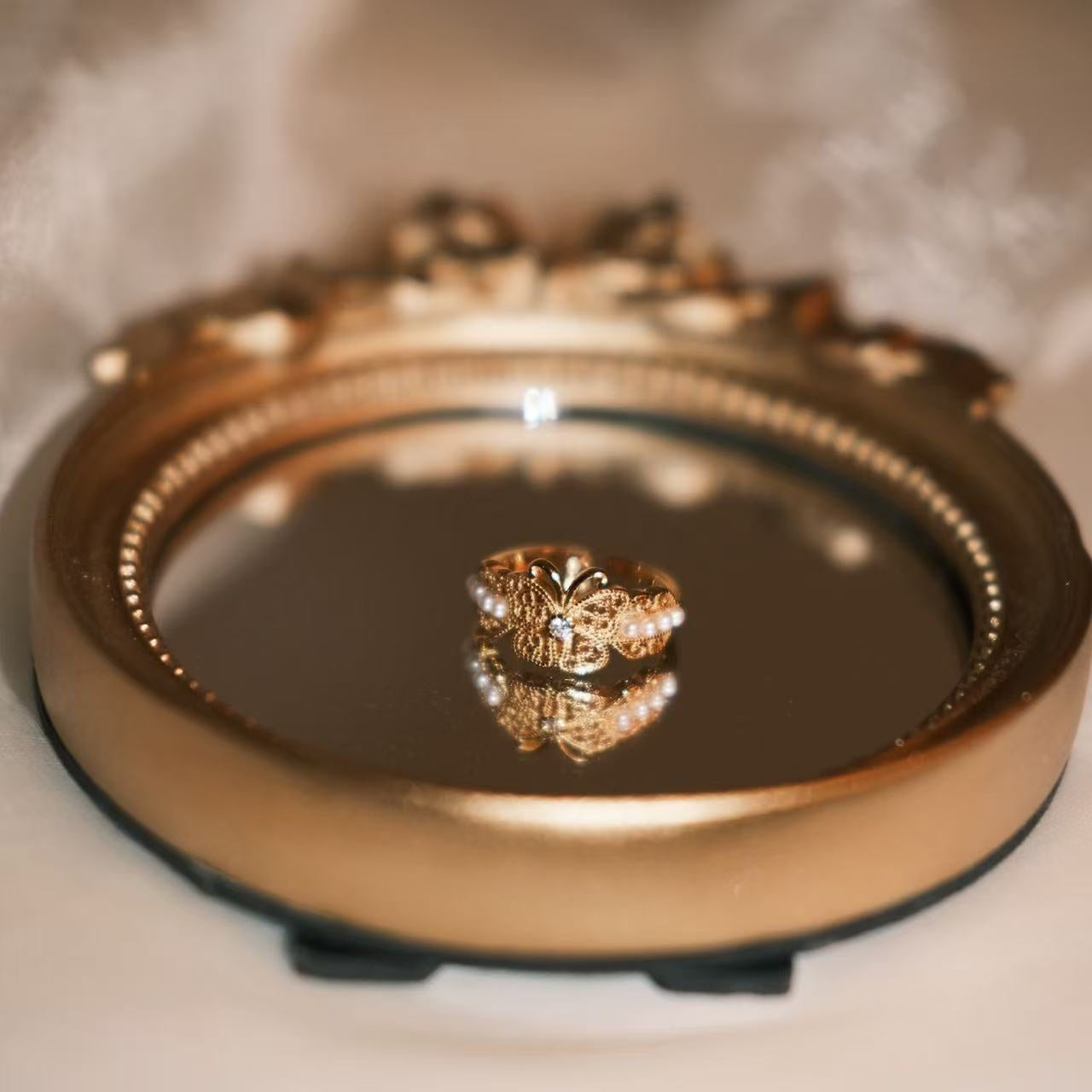 Miana anillo maximalista cobre dorado con perlas y lazo de mariposa “Lazo de Mariposa Dorado”