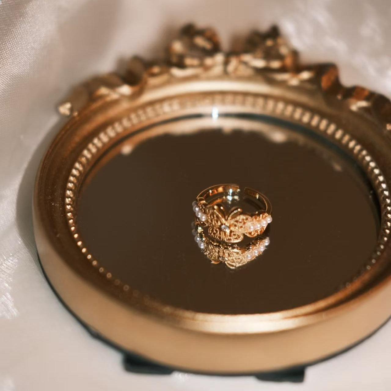 Miana anillo maximalista cobre dorado con perlas y lazo de mariposa “Lazo de Mariposa Dorado”